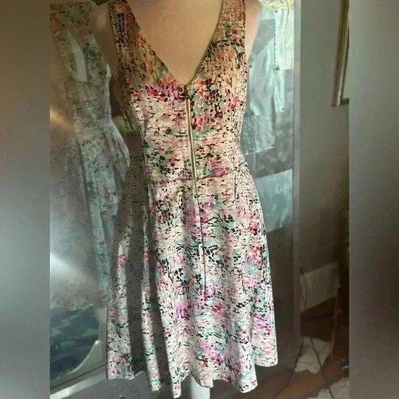 Guess Abstract Multi Colored Dress - Picture 3 of 6